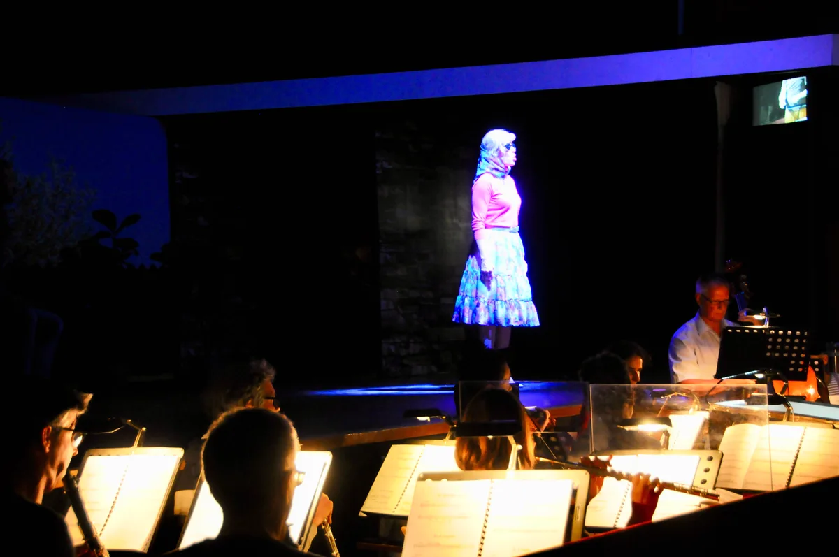 Man sieht Schauspieler auf der Operettenbühne.
